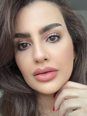 Nadine Das Instagram - صايره احب الميكب الهادي الي تكون ألوانه ترابيه مع حمره لونها خفيف ، باختصار الميكب الي يبرز الملامح وخليكي تشبهي نفسك بس احلى .