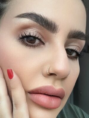 Nadine Das Instagram - صايره احب الميكب الهادي الي تكون ألوانه ترابيه مع حمره لونها خفيف ، باختصار الميكب الي يبرز الملامح وخليكي تشبهي نفسك بس احلى .