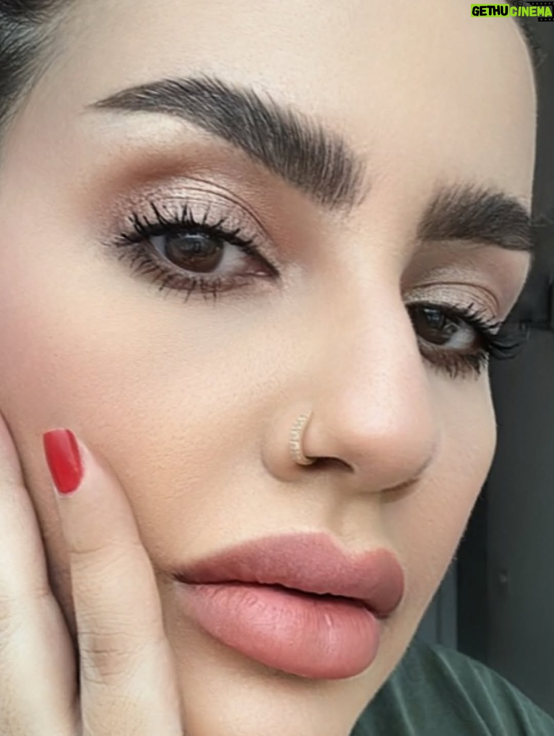 Nadine Das - 82 Likes - صايره احب الميكب الهادي الي تكون ألوانه ترابيه مع حمره لونها خفيف ، باختصار الميكب الي يبرز الملامح وخليكي تشبهي نفسك بس احلى .