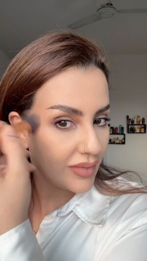Nadine Das Instagram - Then and now contour technique 
@charlottetilbury contour wand in fair / medium 
Love this wand it’s absolutely my all time favourite 
#nadinedas #makeuptipsandtricks #makeuptips