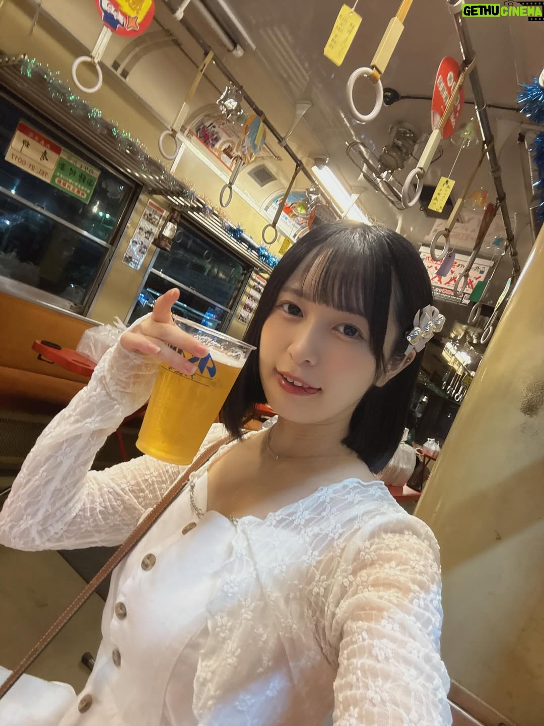 Nagisa Hayakawa - 1.7K Likes - .
電車の中でお酒飲めるてやつに行ってきた！
お酒が飲み放題でビールに日本酒ものんだよ〜

花火もして夏できた☺️

#夜キハ