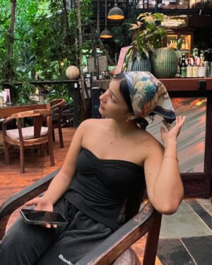 Naina Uttam Instagram - Me: wonders why no one understands I’m going through a hard time.
👆🏼My posts/ stories while I go through
my hard time👀🙄
Can’t help it. I romanticise every season of my life😫🌻