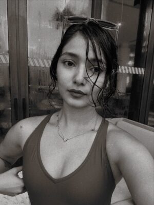 Naina Uttam Instagram - Pulling up in a swimsuit and calling it a fit is why I loveee tropical places 🌴🌺🦩🧜🏼♀️
How do I explain this feeling 🥺
#iykyk #goa #tropicalbliss #fitspo
