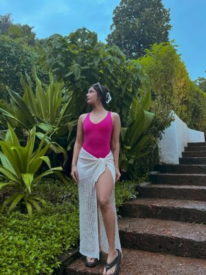 Naina Uttam Instagram - Pulling up in a swimsuit and calling it a fit is why I loveee tropical places 🌴🌺🦩🧜🏼♀️
How do I explain this feeling 🥺
#iykyk #goa #tropicalbliss #fitspo