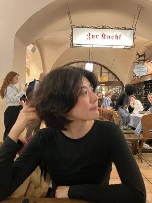 Nam Ji-hyun Instagram - 생일 축하해주신 모든 분들 감사합니다🎉🫶🥳
일상 사진을 드리고 싶은데
올해는 전부 드라마촬영 일상밖에 없어서
작년 미공개 뮌헨 사진을 준비해보았습니다🤭
모두 환절기니 감기 조심하시구 건강하세요💙💙💙