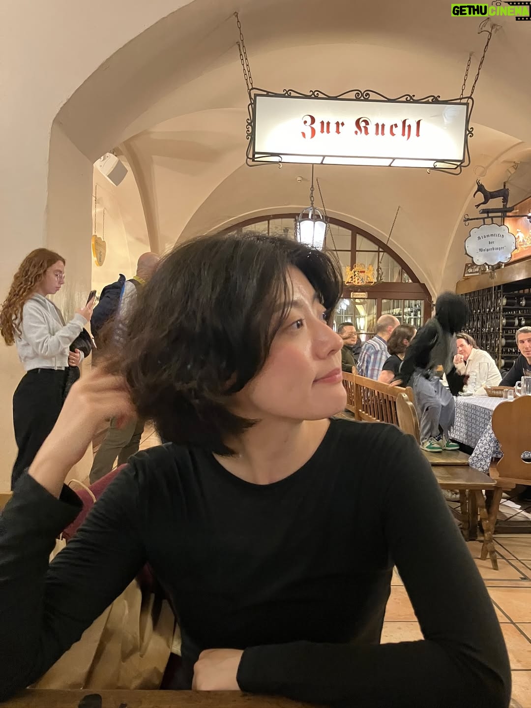 Nam Ji-hyun - 74.3K Likes - 생일 축하해주신 모든 분들 감사합니다🎉🫶🥳
일상 사진을 드리고 싶은데
올해는 전부 드라마촬영 일상밖에 없어서
작년 미공개 뮌헨 사진을 준비해보았습니다🤭
모두 환절기니 감기 조심하시구 건강하세요💙💙💙