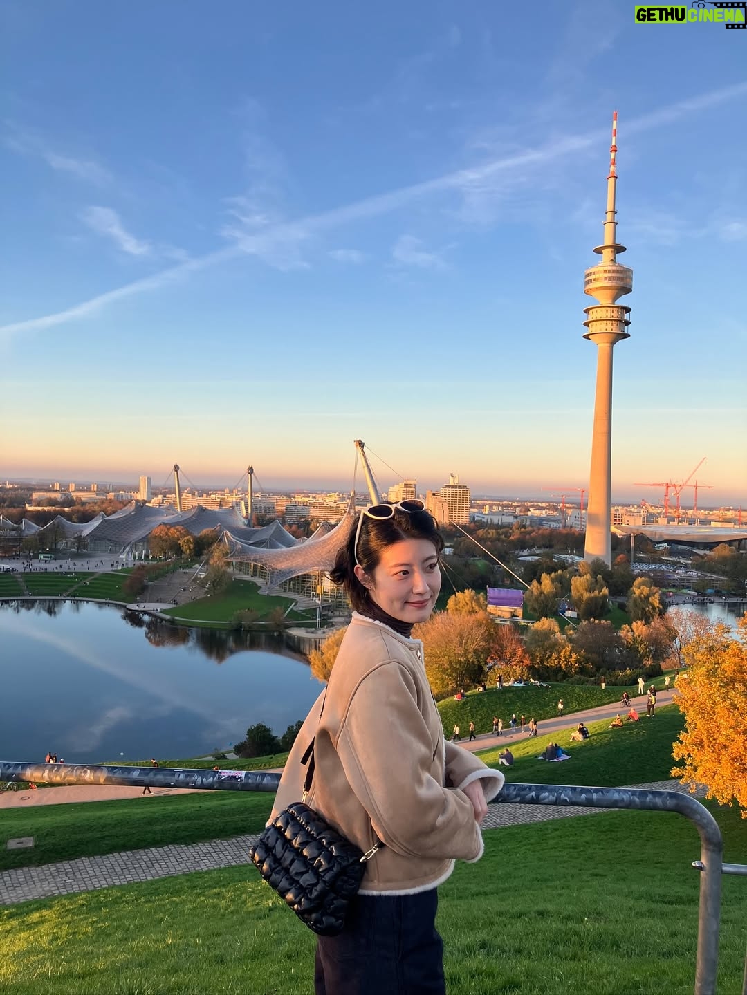 Nam Ji-hyun - 74.3K Likes - 생일 축하해주신 모든 분들 감사합니다🎉🫶🥳
일상 사진을 드리고 싶은데
올해는 전부 드라마촬영 일상밖에 없어서
작년 미공개 뮌헨 사진을 준비해보았습니다🤭
모두 환절기니 감기 조심하시구 건강하세요💙💙💙