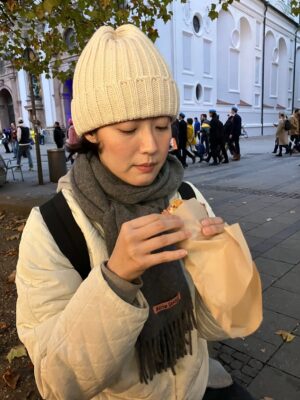 Nam Ji-hyun Instagram - 생일 축하해주신 모든 분들 감사합니다🎉🫶🥳
일상 사진을 드리고 싶은데
올해는 전부 드라마촬영 일상밖에 없어서
작년 미공개 뮌헨 사진을 준비해보았습니다🤭
모두 환절기니 감기 조심하시구 건강하세요💙💙💙