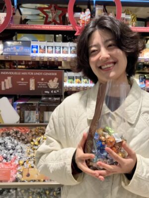 Nam Ji-hyun Instagram - 생일 축하해주신 모든 분들 감사합니다🎉🫶🥳
일상 사진을 드리고 싶은데
올해는 전부 드라마촬영 일상밖에 없어서
작년 미공개 뮌헨 사진을 준비해보았습니다🤭
모두 환절기니 감기 조심하시구 건강하세요💙💙💙