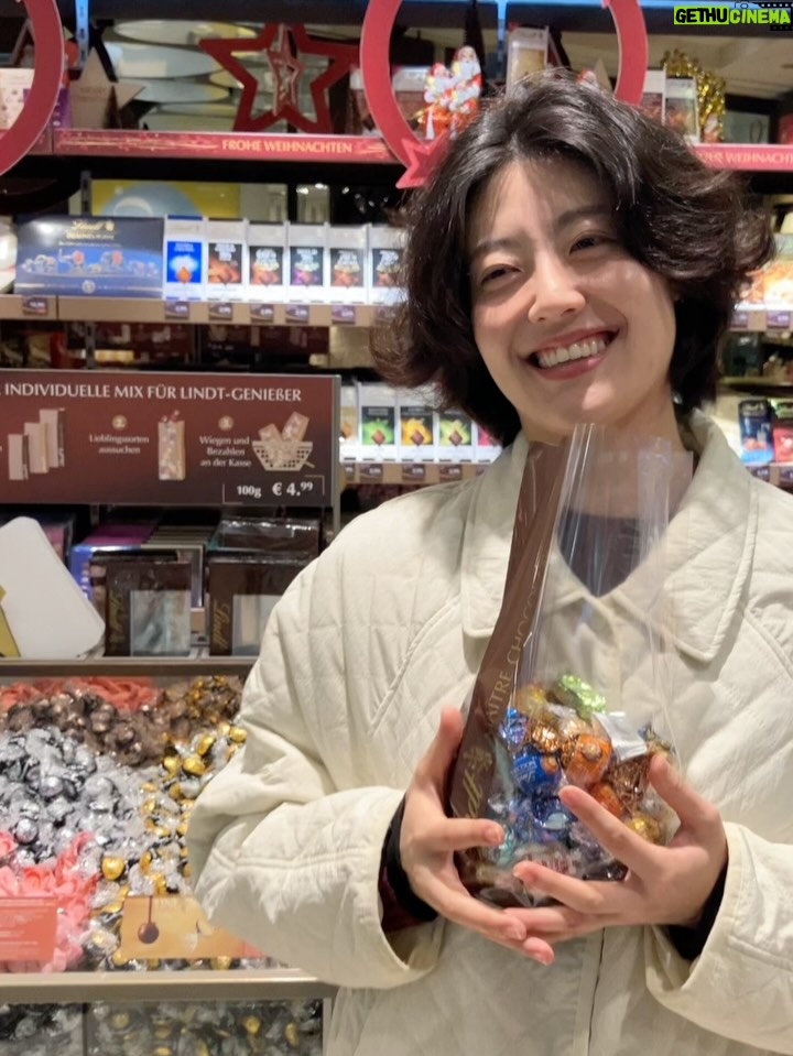 Nam Ji-hyun - 74.3K Likes - 생일 축하해주신 모든 분들 감사합니다🎉🫶🥳
일상 사진을 드리고 싶은데
올해는 전부 드라마촬영 일상밖에 없어서
작년 미공개 뮌헨 사진을 준비해보았습니다🤭
모두 환절기니 감기 조심하시구 건강하세요💙💙💙