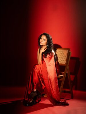 Namita Krishnamurthy Instagram - Gandhi Kannadi is all yours from tomorrow. It’s a small film with a big heart, and I hope you welcome it with all your love. ♥️

📸: @murlee_photography @_xavierphotography_ 
Outfit and styling: @nikkitasatish 
MUAH: @jay_chennai_makeupartist 
Jewelry courtesy: @canvijewels 
Location courtesy: @the_studio_avenue 
PRO: @pro_thiru 

And my beautiful Mary Jane shoes are thrifted from @krishnamithra wardrobe sale! 🥰

#GandhiKannadi #namitakrishnamurthy #tamilfilmindustry #tamilmovieupdates #curlynaturalhair #sareelove