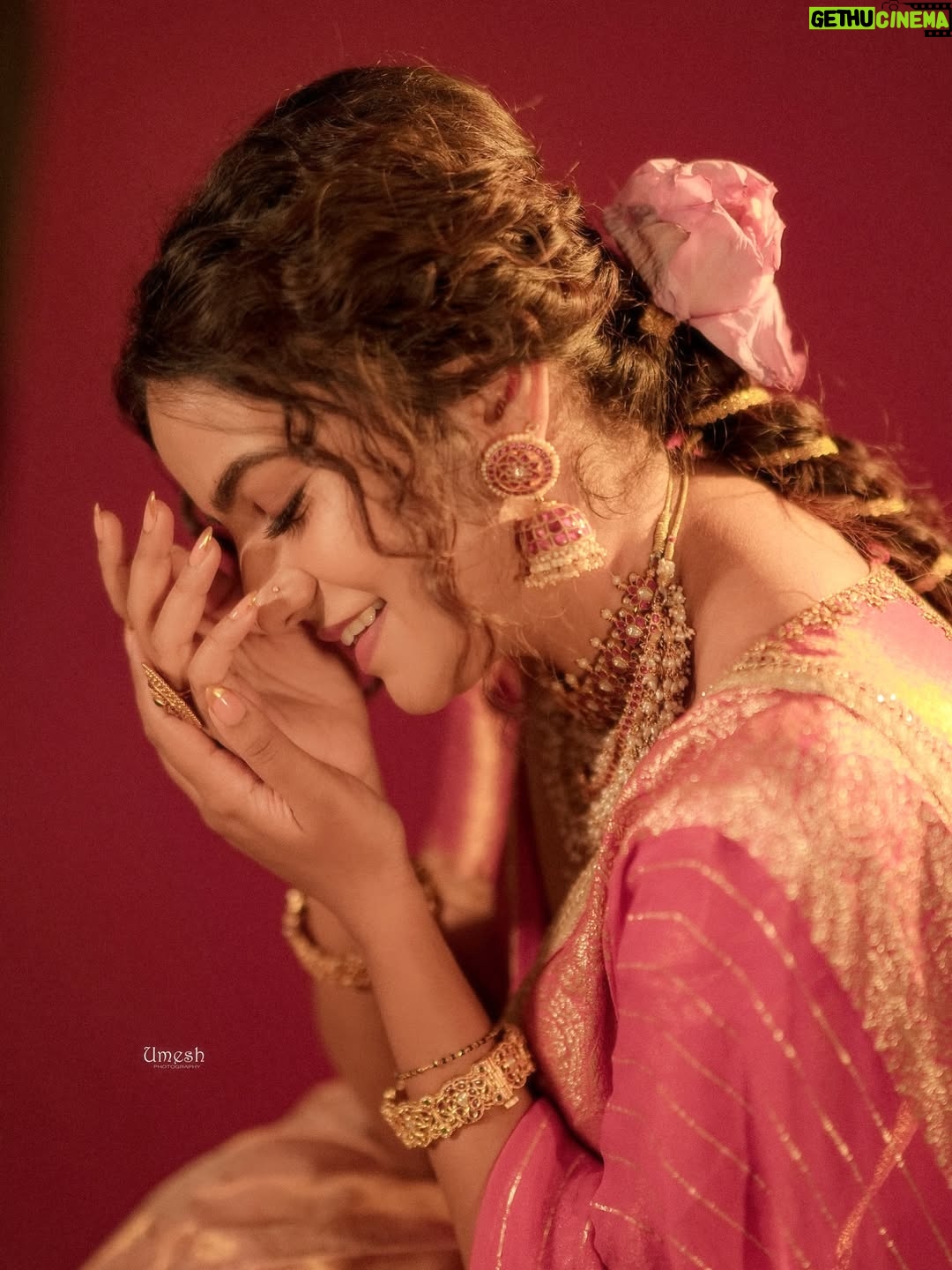 Namratha Gowda - 68.8K Likes - ✨

Outfit: @radheysdesignerstudio 
Makeup and hair: @makeoversbyamitha_lekha 
Sourced by: @likitha_suresh_ 
Jewellery: @velvetboxby 
Shot by: @umesh__photography___