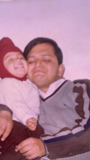 Nancy Goyal Instagram - Papa,
Jitna kbhi keh nh paungi utne yaad ate ho aap,
Njane itna kyun state ho aap
Aaj khwabo m aakar fr matha sehladena
Mere dil k sabse pass aaj bh rhte ho aap ❤️