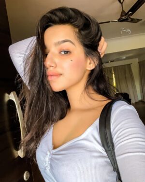 Nancy Suryavanshi Instagram - 🖐🏻🔥 .... caption 🥀
.
.
.
#nancy #photos #eiralove #love #brokenheart