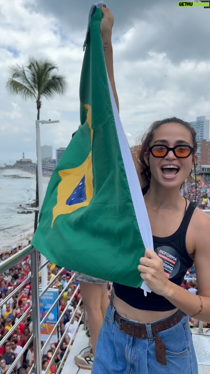 Nanda Costa - 117.1K Likes - Que coisa linda, Salvamor! @nandacosta e @lanlanhoficial marcando presença no ato da capital baiana!