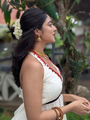 Nandana Varma Instagram - Apo happy Onam 🌼🤍
📸 : @minnajohns
👗 : @mankasurath