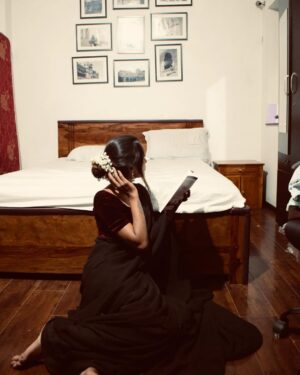 Nandini Padmukh Instagram - हर शाम आंखो पर तेरा आँचल लेहराये ✨

#desi #old #saree #gajra #sareelove #trending