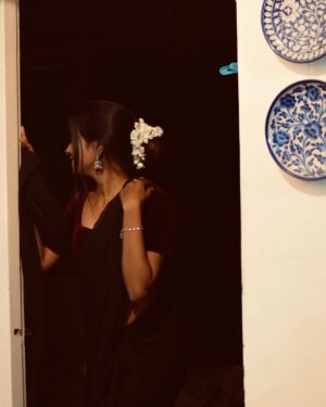 Nandini Padmukh Instagram - हर शाम ą¤ą¤ą¤ą„ पर ą¤¤ą„ą¤°ą¤¾ ą¤ą¤ą¤ą¤² ą¤²ą„ą¤¹ą¤°ą¤¾ą¤Æą„ āØ
#desi #old #saree #gajra #sareelove #trending