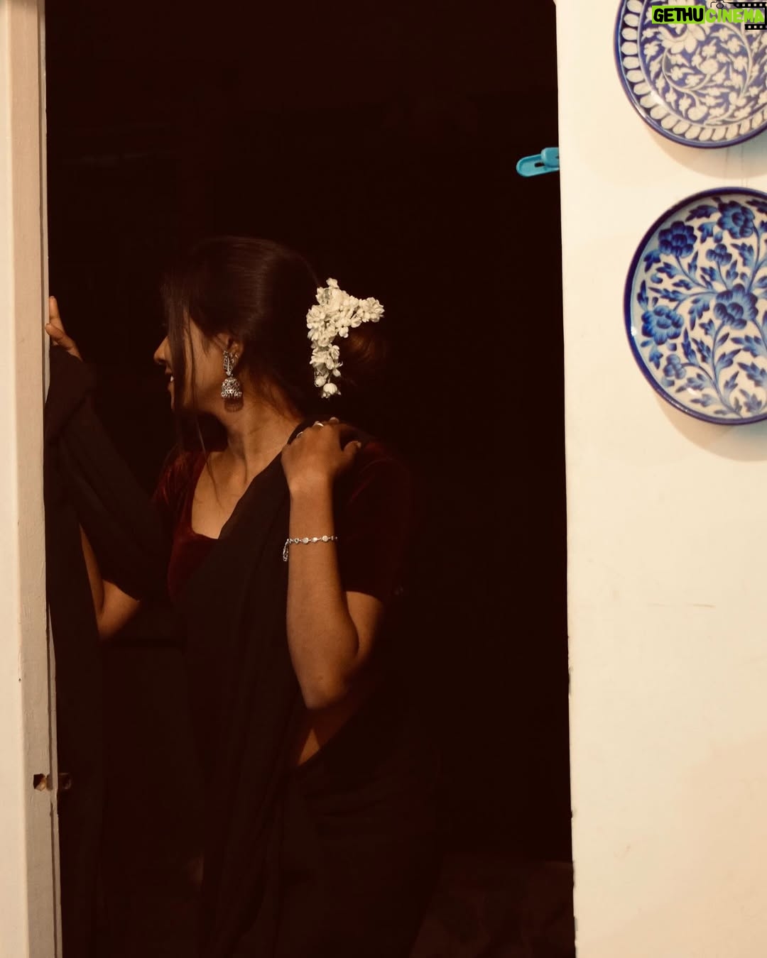 Nandini Padmukh - 36.3K Likes - हर शाम आंखो पर तेरा आँचल लेहराये ✨

#desi #old #saree #gajra #sareelove #trending