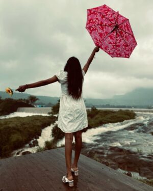 Nandini Padmukh Instagram - किसी रोज बारीश जो आये समझ लेना बुंदोमे मै हू 🫶🏻✨

PC : @sumieonn @sumieclicks 

#asthetic #love #nature #barish #rain #vibe #moment