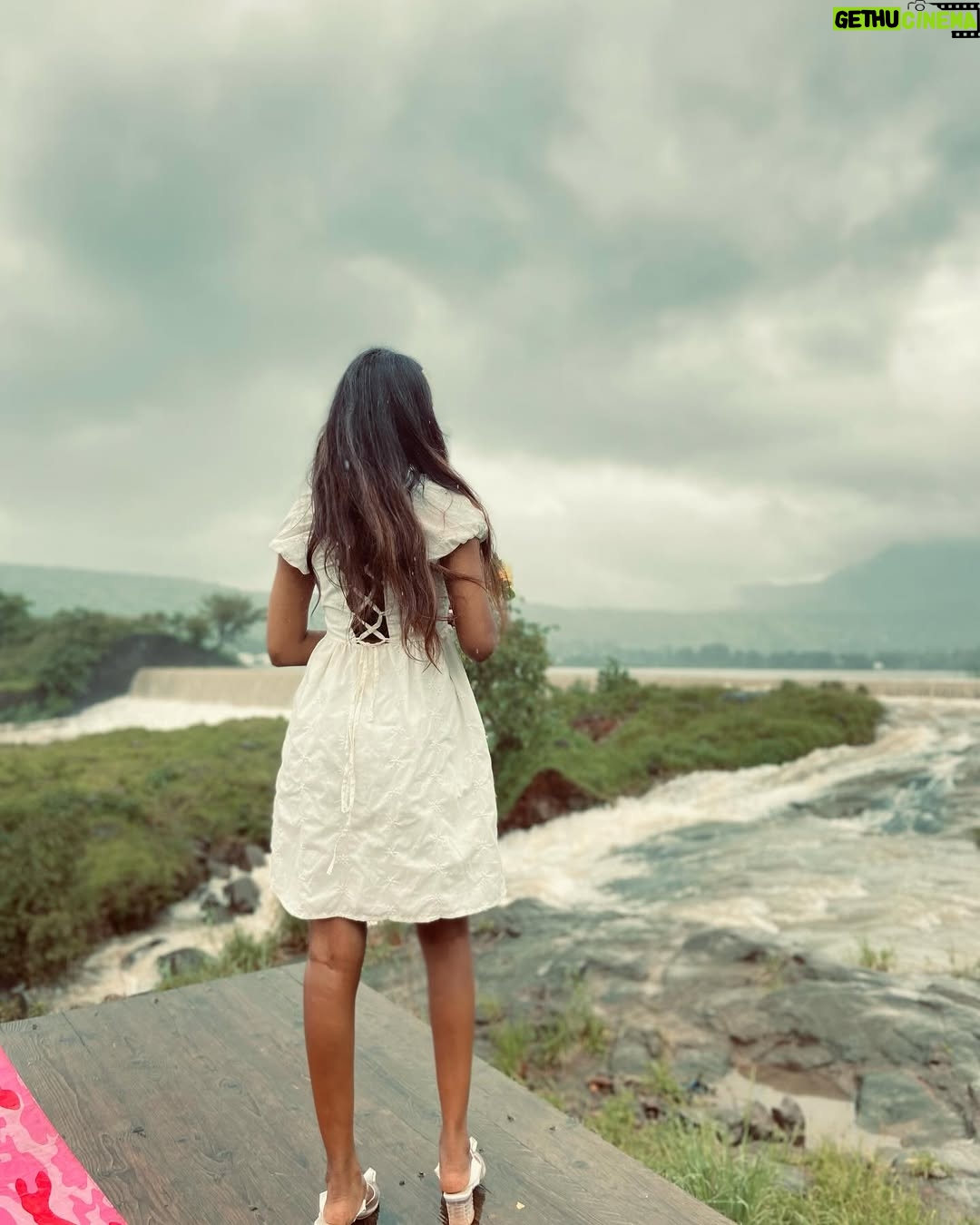 Nandini Padmukh - 319 Likes - किसी रोज बारीश जो आये समझ लेना बुंदोमे मै हू 🫶🏻✨

PC : @sumieonn @sumieclicks 

#asthetic #love #nature #barish #rain #vibe #moment