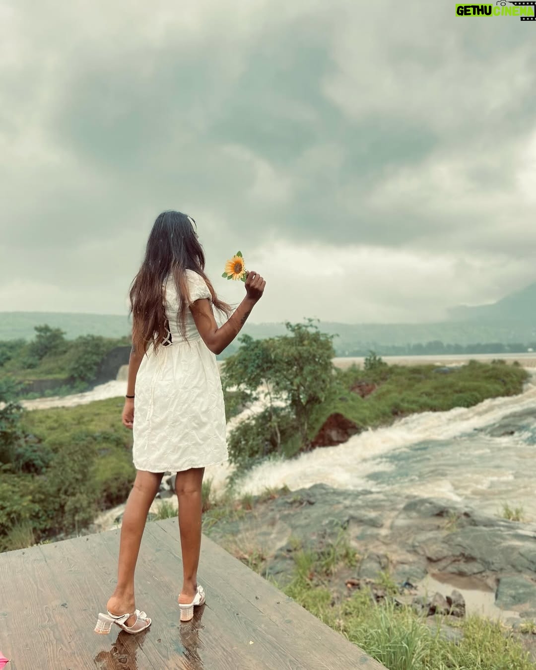 Nandini Padmukh - 319 Likes - किसी रोज बारीश जो आये समझ लेना बुंदोमे मै हू 🫶🏻✨

PC : @sumieonn @sumieclicks 

#asthetic #love #nature #barish #rain #vibe #moment