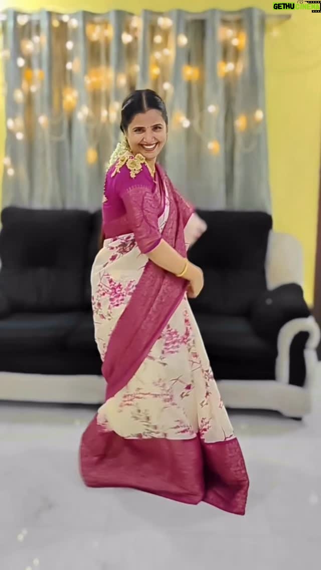 Nanditha Jennifer - 4.4K Likes - Va Va Pakkam Va 💃🏻
.
.
Jewel set : @natchatra_collections 
Blouse stitched : @mathiveni 
.
#reels #smile #trending #trendingnow #reelsinstagram #saree #instagram #instadaily #oldisgold✨ #beautiful #blessed #80ssong #thankyou #jesus #gratitude #dance #goodvibesonly #likes4likes