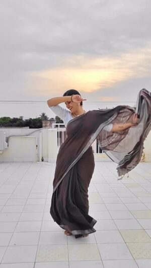 Nanditha Jennifer Instagram - Priya Raa Gale π€π€ππ»
.
.
.
#reels #trendingsongs #trend #sareelove #smile #telugu #cinema #tollywood #telugulovesongs #handloomcottonsaree #blessed #instagood #reelsofinstagram #dance#grace #beautiful #instadaily #trend #thankyou #jesus #gratitude #smile #longhair #fabulous #jenniferr252reels
#likesfotlikes