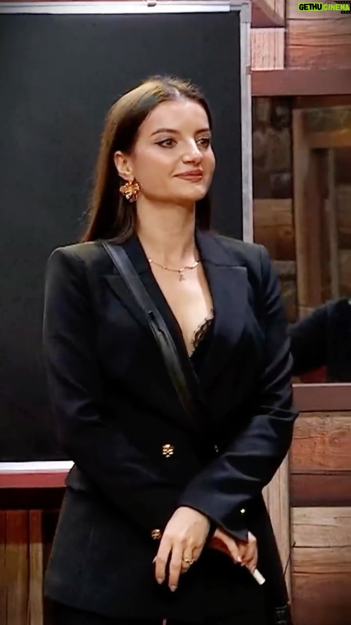 Natalia Janoszek - 288.5K Likes - “Attendance lagao! 📝 Bigg Boss house is my Hindi tuition class now 😂” #bb #nataliajanoszek #nj #hindiclass #bigboss #mridul #mrinat