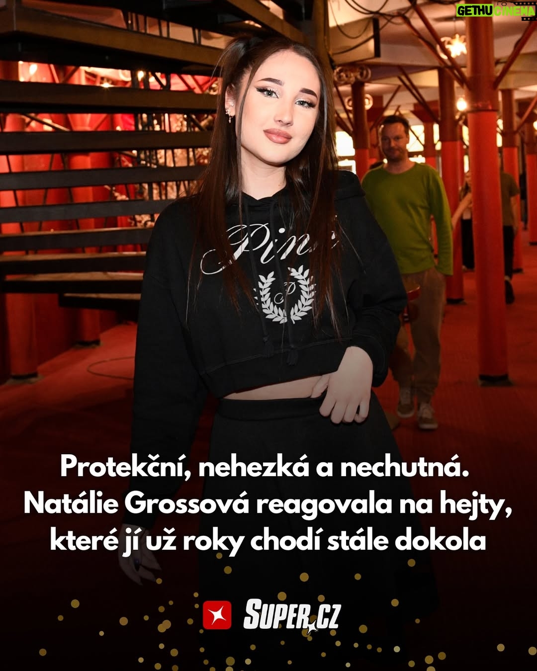 Natálie Grossová - 2.2K Likes - A reagovala na to znamenitě, totiž písničkou Bohatá, kde si z toho všeho utahuje. Jen tak dál, tleskáme! 👏👏