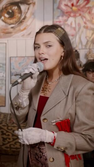 Natalie Pérez Instagram - Hace unos días @joa_delmundo me invitó a cantar la canción favorita de muchas personas. Que suerte la mía poder interpretarla y compartirla con el “Acariciar lo eterno” pueden ver la live session en @youtube