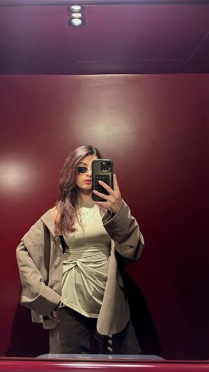 Natallia Aroraa Instagram - All about these brown tones - do you prefer natural palettes or bright pops of color? 🤎

📸 @marykatefreelance 

#stylinginspo #brownaesthetic #streetstylelondon #girlyfashion #howtowear