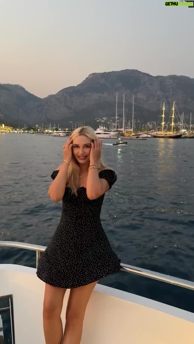 Natalya Rudova - 38.6K Likes - Как говорила Коко Шанель :
« На берегу моря разглаживаются морщины и раны в душе ..»

Настроение лирическое…❤️