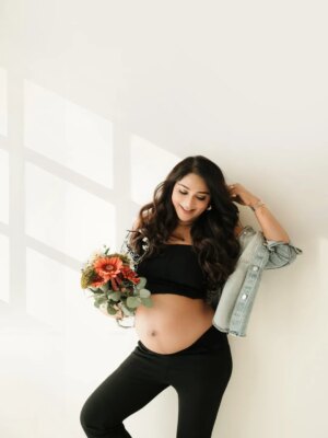 Natasha Doshi Instagram - Love how simple and stylish this session was 🤍
.
.
 Maternity photoshoot in Mumbai, best maternity photographer in Mumbai, pregnancy photoshoot in Mumbai, pre- pregnancy photoshoot, pregnancy announcement, maternity portraits in Mumbai, casual maternity photoshoot in Mumbai, lifestyle maternity photoshoot in Mumbai,]