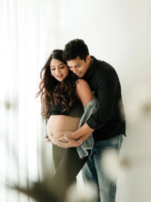 Natasha Doshi Instagram - Love how simple and stylish this session was 🤍
.
.
 Maternity photoshoot in Mumbai, best maternity photographer in Mumbai, pregnancy photoshoot in Mumbai, pre- pregnancy photoshoot, pregnancy announcement, maternity portraits in Mumbai, casual maternity photoshoot in Mumbai, lifestyle maternity photoshoot in Mumbai,]