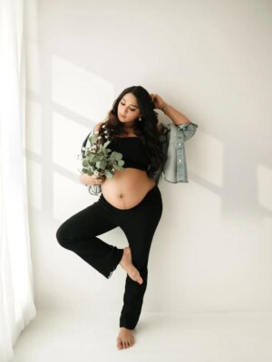 Natasha Doshi Instagram - Love how simple and stylish this session was 🤍
.
.
 Maternity photoshoot in Mumbai, best maternity photographer in Mumbai, pregnancy photoshoot in Mumbai, pre- pregnancy photoshoot, pregnancy announcement, maternity portraits in Mumbai, casual maternity photoshoot in Mumbai, lifestyle maternity photoshoot in Mumbai,]