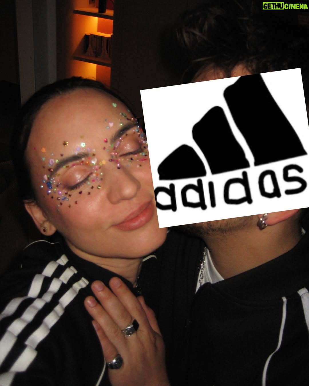 Nathalie Odzierejko - 199.8K Likes - Cette année Lola a eu 10 ans, moi 40, on a fêté les un an de Gigi mais ça fait aussi un an qu’on est ensemble avec mon copain. Tout est carré en 2025 💟 
( purée j’ai oublié de flouter son visage sur la 5eme )
