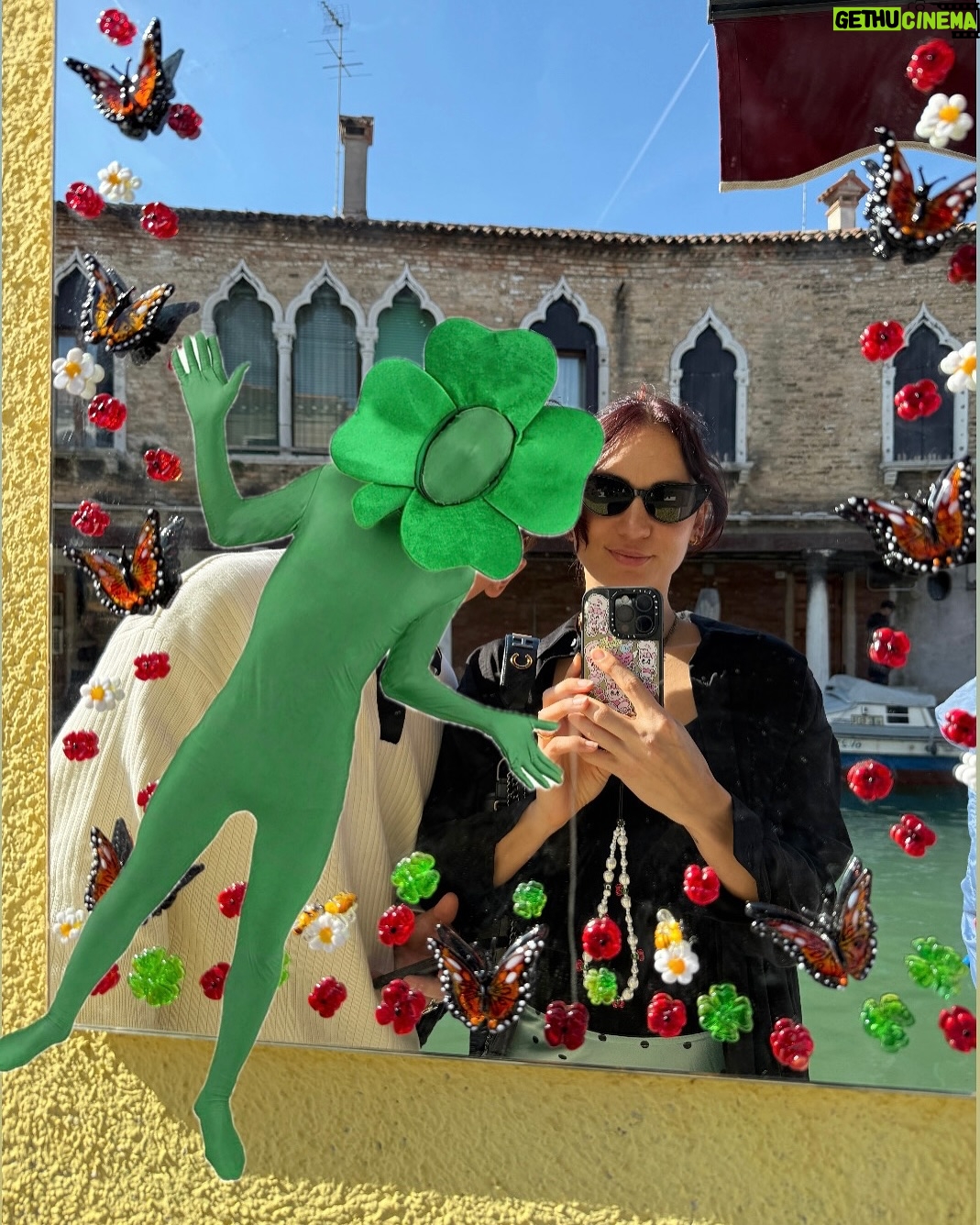 Nathalie Odzierejko - 199.8K Likes - Cette année Lola a eu 10 ans, moi 40, on a fêté les un an de Gigi mais ça fait aussi un an qu’on est ensemble avec mon copain. Tout est carré en 2025 💟 
( purée j’ai oublié de flouter son visage sur la 5eme )