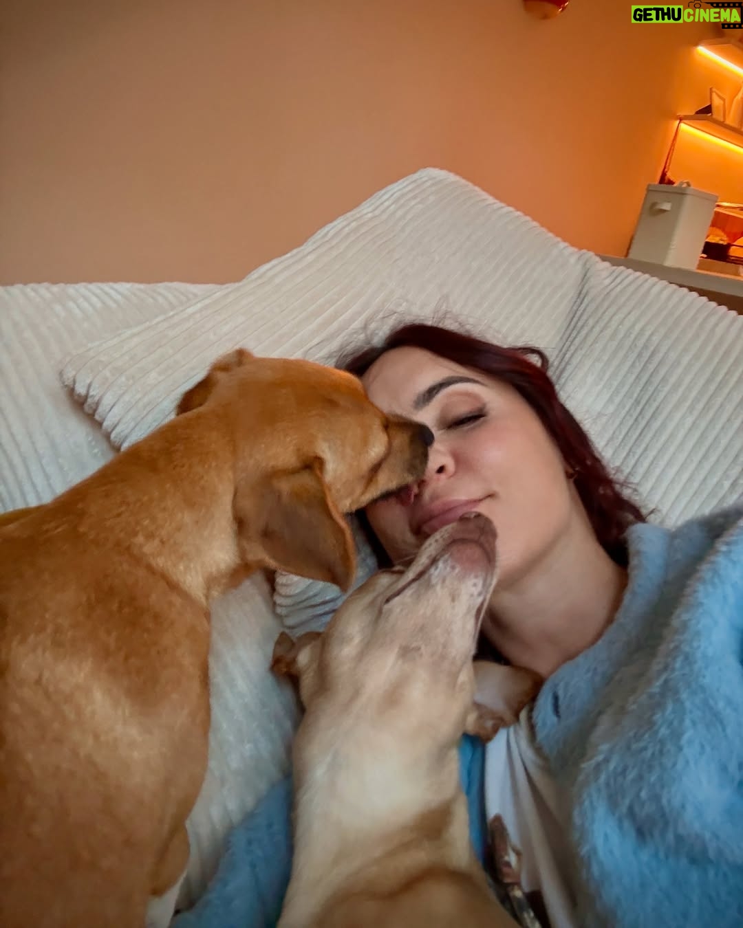 Nathalie Odzierejko - 199.8K Likes - Cette année Lola a eu 10 ans, moi 40, on a fêté les un an de Gigi mais ça fait aussi un an qu’on est ensemble avec mon copain. Tout est carré en 2025 💟 
( purée j’ai oublié de flouter son visage sur la 5eme )