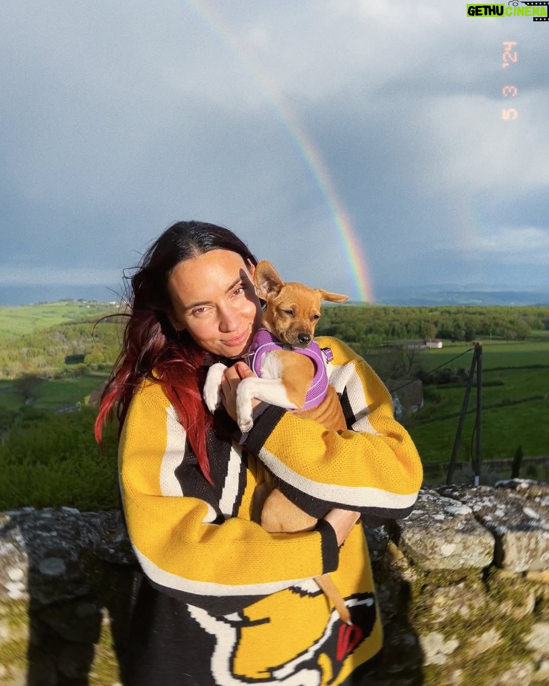 Nathalie Odzierejko - 199.8K Likes - Cette année Lola a eu 10 ans, moi 40, on a fêté les un an de Gigi mais ça fait aussi un an qu’on est ensemble avec mon copain. Tout est carré en 2025 💟 
( purée j’ai oublié de flouter son visage sur la 5eme )