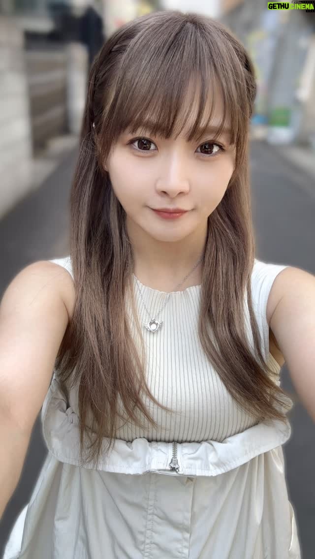 Natsumi Takagi - 7.2K Likes - 4年半育ててきた金髪さんを、暗髪に！！！！💫

緊張してたけど意外と違和感なくて既にしっくりきてる。

ハイトーンだったからすぐ落ちるとは思うけど、
綺麗なミルクティーに落ちるようにお願いしました💛

落ちてきた後...
このまま暗髪にしていこうかハイトーンしていこうか迷い中...

みんなはどっちがいいと思う？？

今回のカラーは初めましての、
@kengo____24 さん！
エクステは、安定の、
@yuhouse_yamashiro さん！