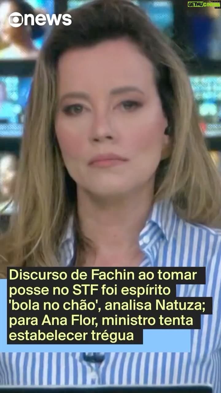Natuza Nery - 10.2K Likes - ANÁLISE — No #Edição18 desta segunda-feira (29), @natuzanery e @anaflorjornalista comentaram o discurso de Edson Fachin ao tomar posse como presidente do Supremo Tribunal Federal. 

Para Natuza, se o discurso fosse resumido em uma única expressão seria "bola no chão". Isso porque a posse dá em um momento de tensão entre o STF e o Congresso Nacional e com as sanções dos EUA contra ministros da Corte.

Ana Flor diz que Fachin manda recado ao Legislativo ao dizer "ao Direito, o que é do Direito. À Política, o que é da Política" e que tenta estabelecer trégua. "Vamos lembrar que quando ele estava na presidência do TSE ele teve momentos de dificuldade com o governo do então presidente Bolsonaro. (...) Fachin não estava sem participar dos acontecimentos da Corte, mas ele tenta agora estabelecer quase que uma trégua. Tenta conter tudo o que poderia parecer ativismo no Judiciário e faz uma defesa do Judiciário e da democracia".

Na agenda do novo presidente do Supremo tem temas capazes de aumentar ainda mais a tensão entre os Poderes nos próximos meses: a redução de penas aos réus do 8 de janeiro, o alcance das investigações sobre emendas parlamentares e os desdobramentos das sanções impostas pelos EUA.

➡ Acompanhe as atualizações na #GloboNews #edsonfachin #natuzanery #anaflor #stf #supremo #judiciario #posse #discurso