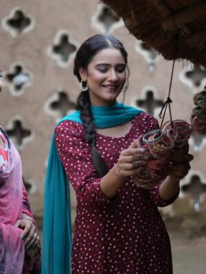 Navjot Kaur Gill Instagram - Mai te dsugi 😂
Makeup - @gurri_makeover13
Hair - @__monu.49
📸 - @singhparam0001