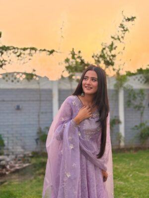 Navjot Kaur Gill Instagram - 💜
📸 - @navrinder_07
Mua - @parulsharmamakeover
Hairstylist - @atulhairstylist