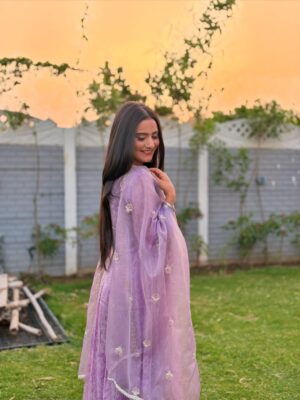 Navjot Kaur Gill Instagram - 💜
📸 - @navrinder_07
Mua - @parulsharmamakeover
Hairstylist - @atulhairstylist