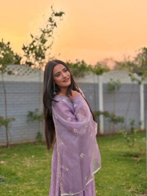 Navjot Kaur Gill Instagram - 💜
📸 - @navrinder_07
Mua - @parulsharmamakeover
Hairstylist - @atulhairstylist