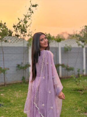 Navjot Kaur Gill Instagram - 💜
📸 - @navrinder_07
Mua - @parulsharmamakeover
Hairstylist - @atulhairstylist