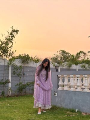 Navjot Kaur Gill Instagram - 💜
📸 - @navrinder_07
Mua - @parulsharmamakeover
Hairstylist - @atulhairstylist