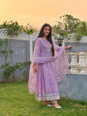 Navjot Kaur Gill Instagram - 💜
📸 - @navrinder_07
Mua - @parulsharmamakeover
Hairstylist - @atulhairstylist