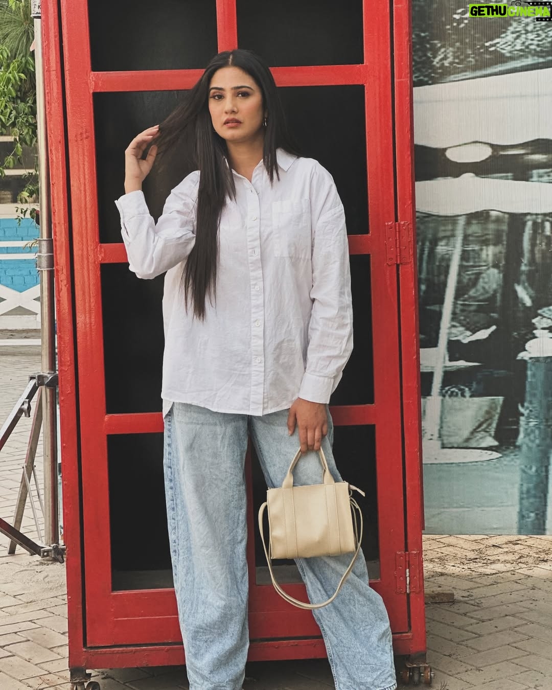 Navjot Kaur Gill - 3.9K Likes - 😎